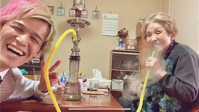 Grandma with Egyptian Hookah💖

ばーちゃんの83歳の誕生日に
シーシャあげてみました。

18歳から73歳までの55年間、
17ミリを好んで吸いまくってた
超パワフルなベビースモーカー。

フレイバーは、
どうしても吸って欲しかった
想い入れのある自社商品
#AZUREグリーンティー

歳を重ねて一緒にタバコ吸えるようになって普通に嬉しい。

#シーシャのある生活 #ばんびえん #シーシャ #水たばこ #高田馬場シーシャ #中野シーシャ #シーシャ通販 #tokyoshisha #azuretobacco #azure日本正規代理店 #japanhookah #azureグリーンティー